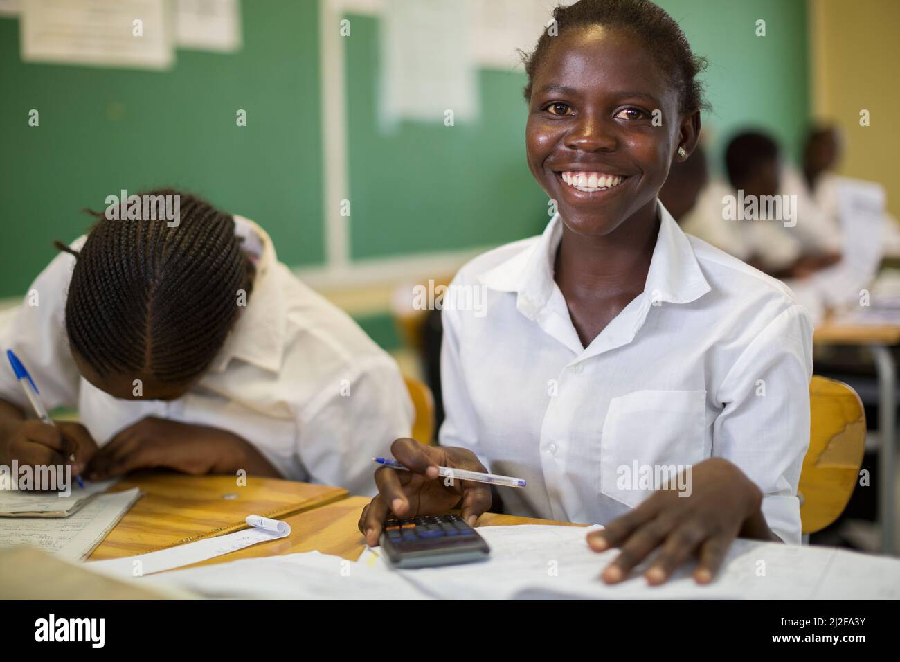 Une étudiante au secondaire féminine africaine dans la région d'Oshana, en Namibie, en Afrique australe. Banque D'Images