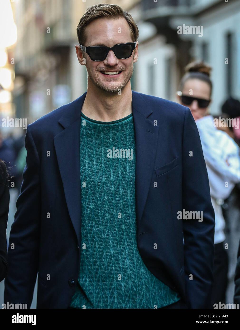 MILAN, Italie - février 27 2022 : Alexander Skarsgard dans la rue de Milan. Banque D'Images