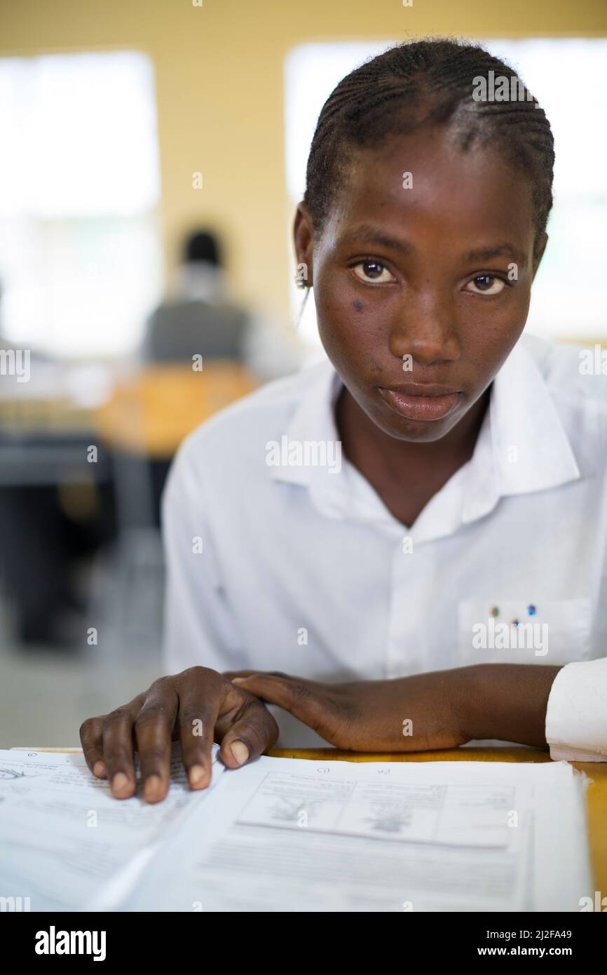 Une étudiante au secondaire féminine africaine dans la région d'Oshana, en Namibie, en Afrique australe. Banque D'Images