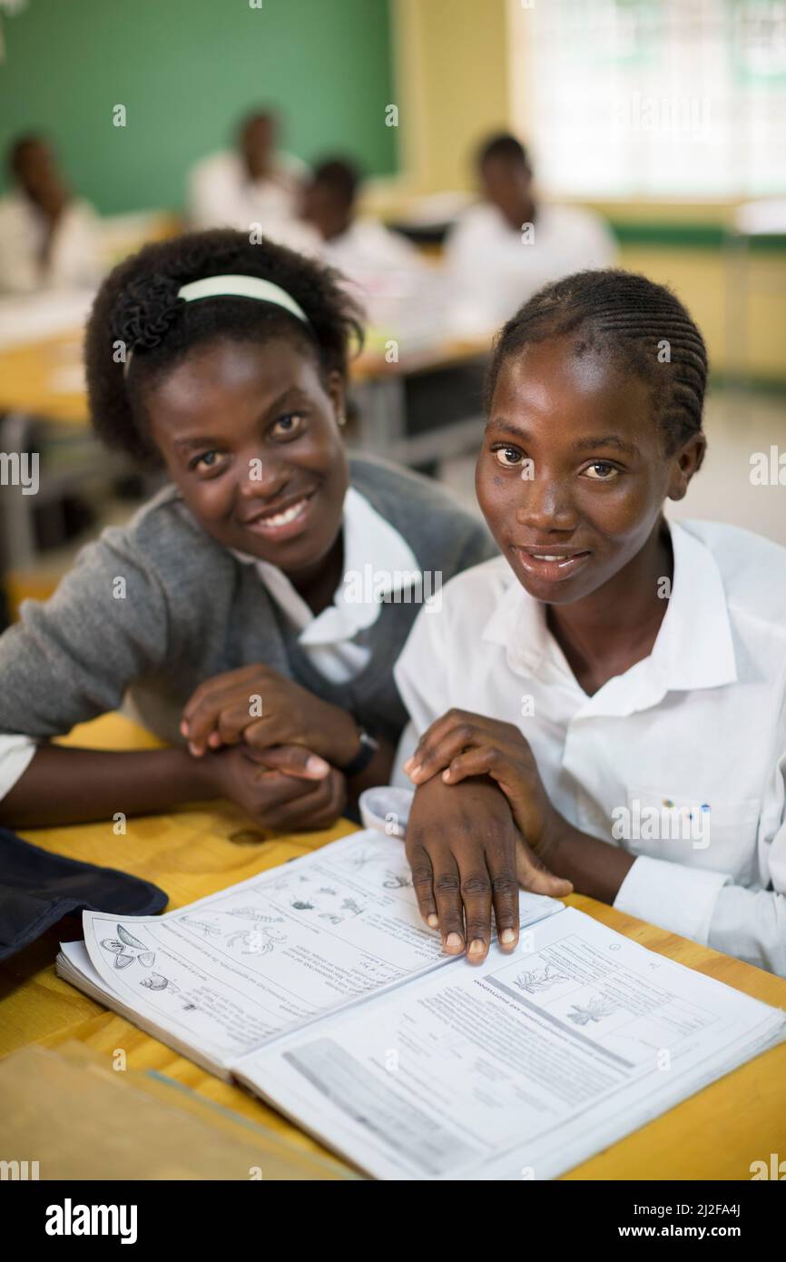 Les élèves du secondaire qui apprennent dans les bureaux en classe dans la région d'Oshana, en Namibie, en Afrique australe. Banque D'Images