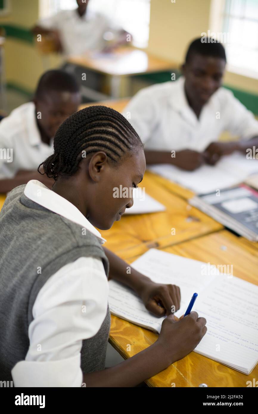 Les élèves du secondaire qui apprennent dans les bureaux en classe dans la région d'Oshana, en Namibie, en Afrique australe. Banque D'Images
