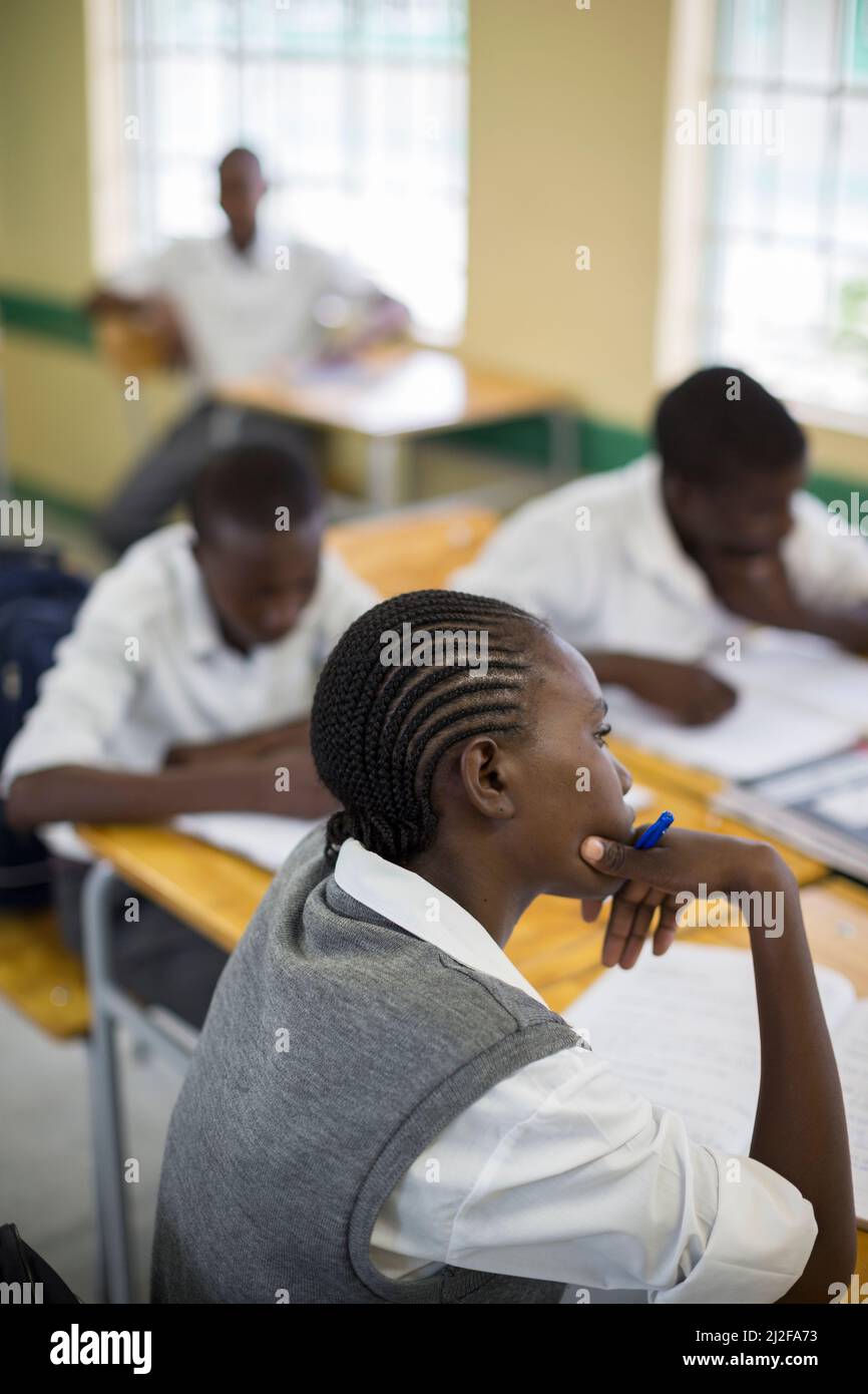 Les élèves du secondaire qui apprennent dans les bureaux en classe dans la région d'Oshana, en Namibie, en Afrique australe. Banque D'Images