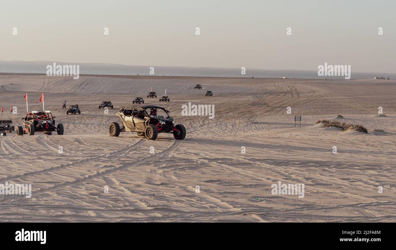 Doha, Qatar - Mars 11,2022 : personnes conduisant des quads sur les dunes de sealine. Banque D'Images