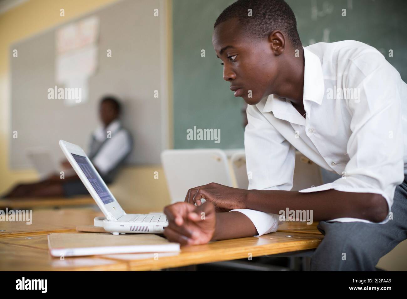 Les élèves étudient à l'aide de nouveaux ordinateurs portables à l'école secondaire junior d'Olukolo à Ondangwa, en Namibie. Dans le cadre de la rénovation et de l'expansion financées par le MCC Banque D'Images