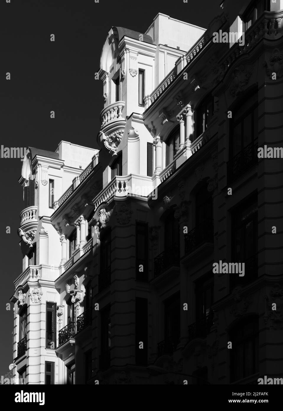 Image en noir et blanc à contraste élevé d'une belle maison de ville. Banque D'Images
