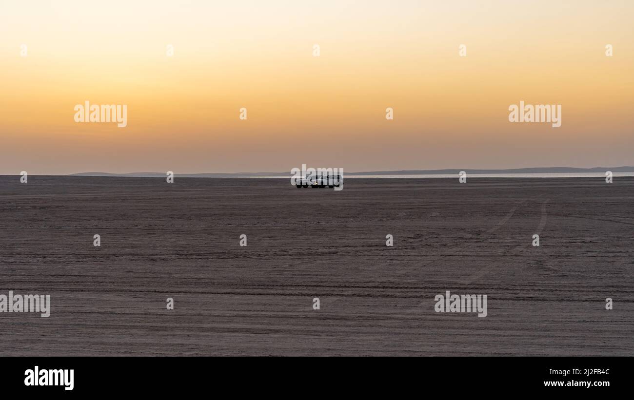 Doha, Qatar - Mars 11,2022 : personnes conduisant un 4x4 sur les dunes de sealine. Banque D'Images