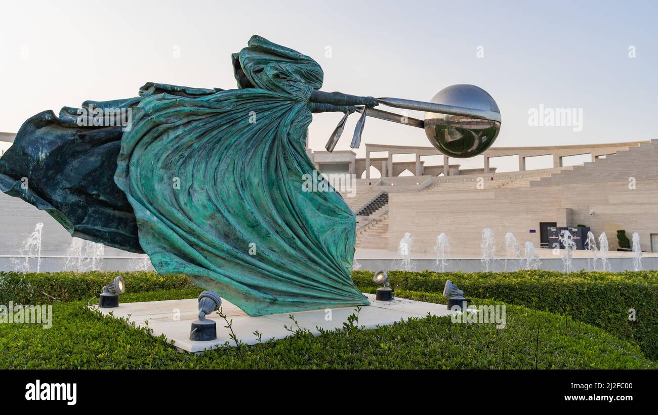 DOHA, QATAR - 30 DÉCEMBRE 2021 : sculpture de la Force de la nature par Lorenzo Quinn dans le village culturel de Katara à Doha Banque D'Images