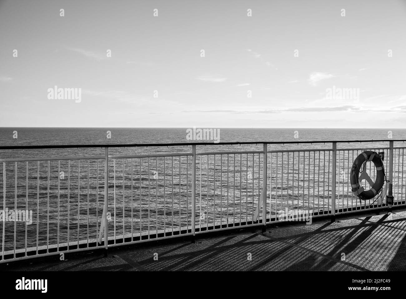 Terrasse ouverte sur un bateau de croisière et horizon marin. Photographie en noir et blanc Banque D'Images