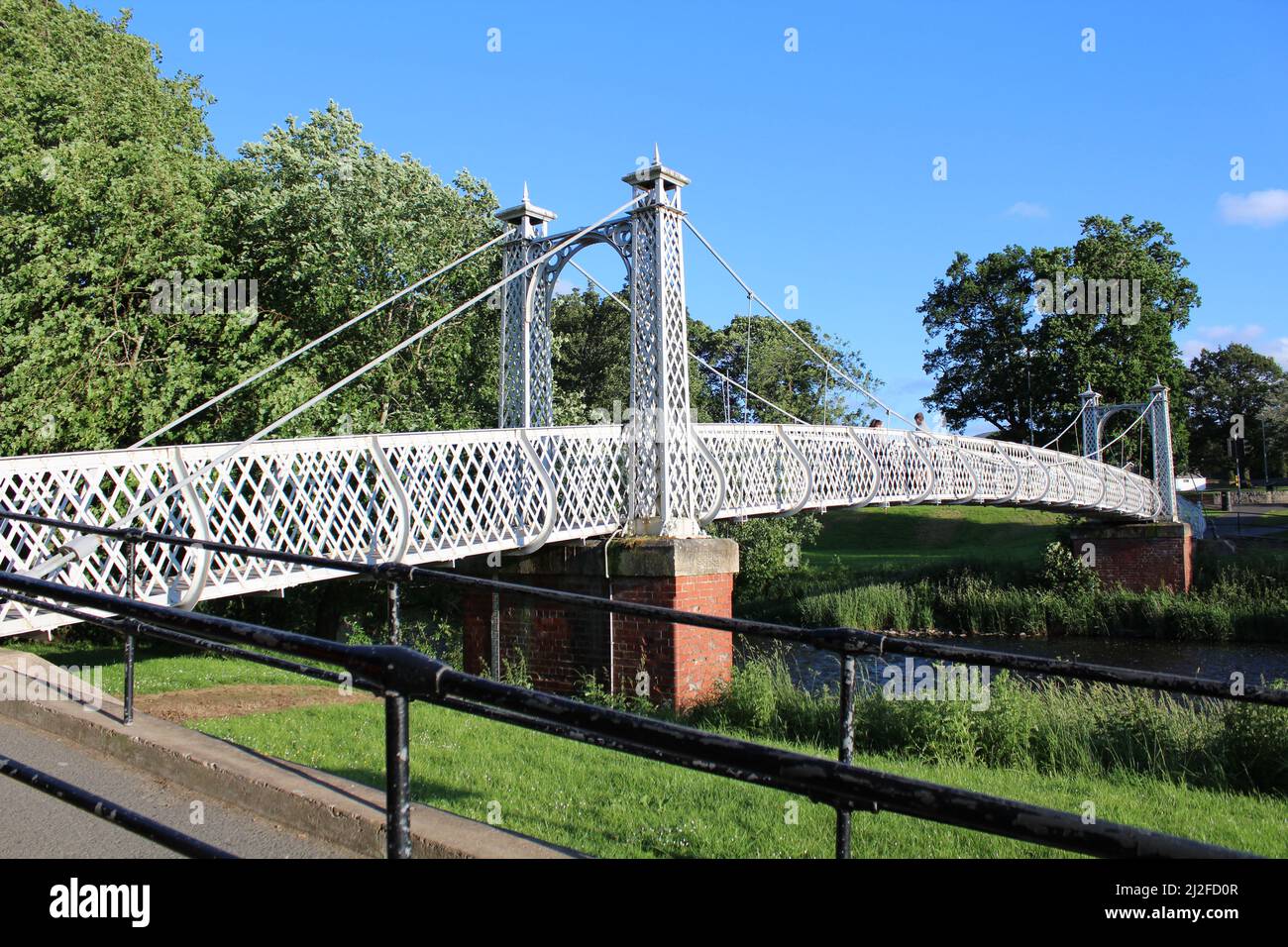 Pont Priorsford - Pont blanc pittoresque au-dessus de la rivière Tweed vu en été (Peebles, Écosse) Banque D'Images