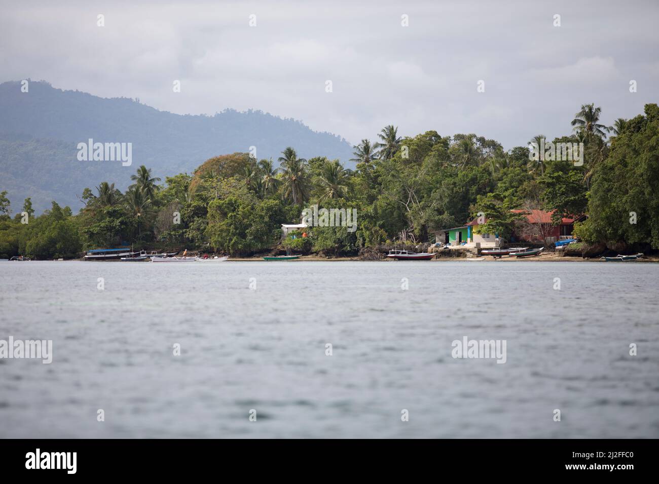 MCC a fourni une électricité solaire stable aux habitants de l'île de Karampuang, en Indonésie, dans le cadre du projet de prospérité verte de l'Indone Banque D'Images