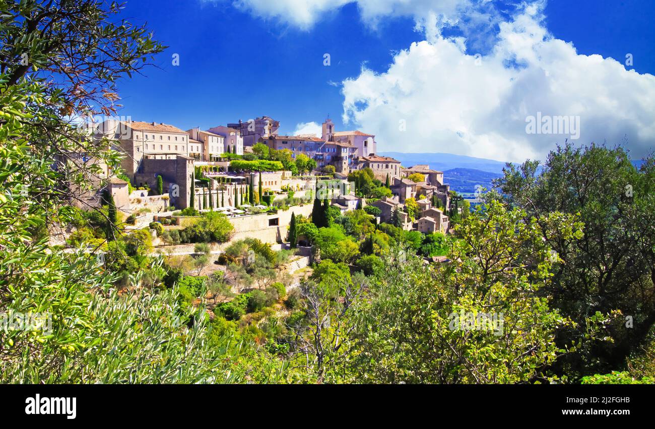 Vue panoramique sur le pittoresque vieux village français médiéval au sommet d'une colline, ciel bleu d'été, nuages moelleux - Gordes, Provence, France Banque D'Images