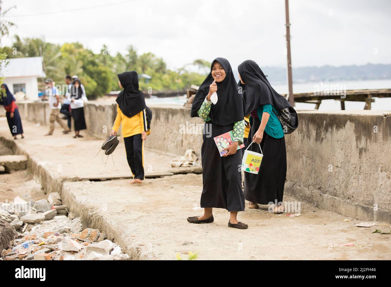 Les écoliers rentrent de l'école dans leur village de l'île de Karampuang, en Indonésie, en Asie. Banque D'Images