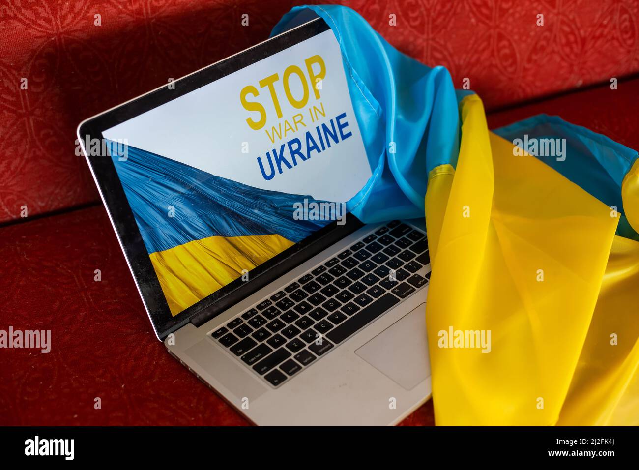 arrêter la guerre et patriote. laptop, drapeau de l'ukraine Banque D'Images