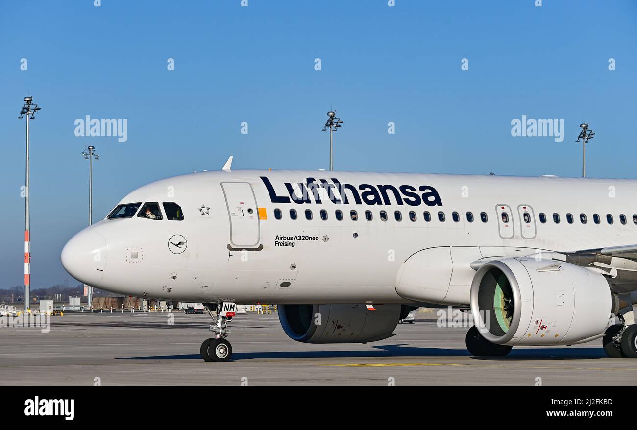 28 mars 2022, Brandebourg, Schönefeld: Un avion de compagnie aérienne Lufthansa sur le terrain de l'aéroport Berlin-Brandenburg (BER) de la capitale. Photo: Patrick Pleul/dpa-Zentralbild/ZB Banque D'Images