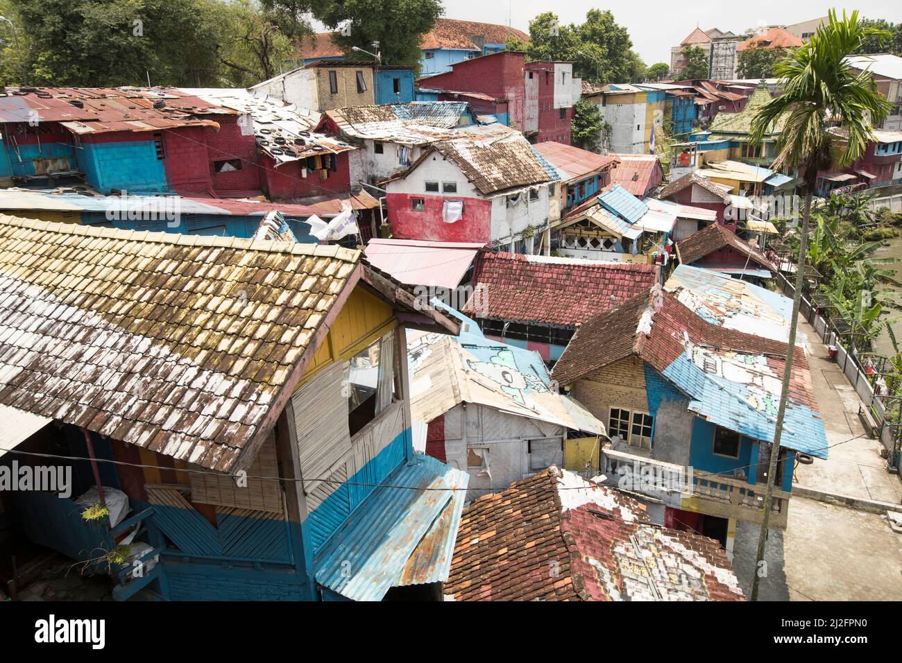 Des bidonvilles colorés surpeuplés à Yogyakarta (Jogjakarta), la deuxième plus grande ville d'Indonésie. Banque D'Images