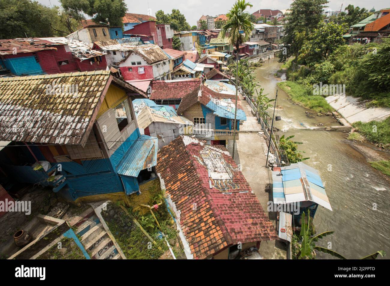 Des bidonvilles colorés surpeuplés à Yogyakarta (Jogjakarta), la deuxième plus grande ville d'Indonésie. Banque D'Images