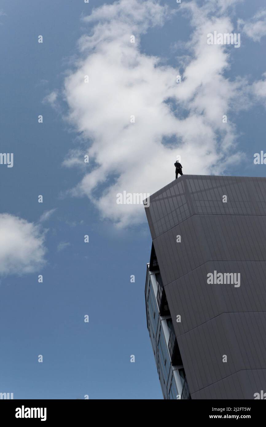 Silhouette d'un homme dans la ville et ciel bleu sur fond Banque D'Images