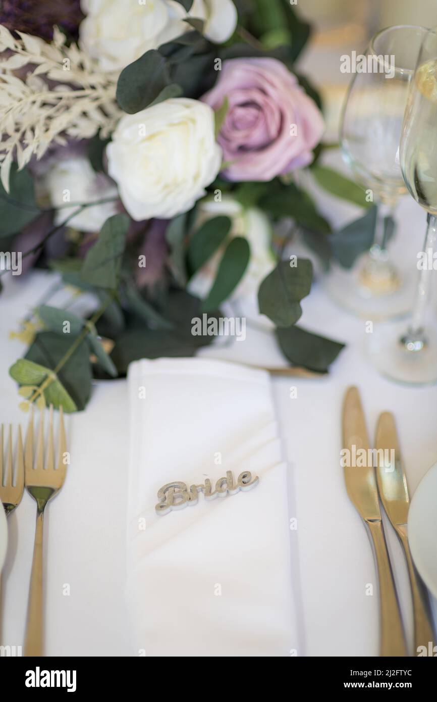 Décorations de table de fleurs pour les fêtes et le dîner de mariage. Table pour les fêtes, événements, fêtes ou mariages dans un restaurant. Banque D'Images