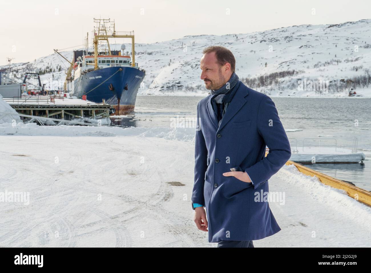 Kirkenes 20220401.Prince héritier Haakon au port de Kirkenes. Le prince héritier se rend à Kirkenes pour en savoir plus sur la façon dont la guerre en Ukraine a touché le nord et surtout cette ville car elle partage la frontière avec la Russie. En arrière-plan se trouve le chalutier russe Aleksey Anichkin. Photo: Heiko Junge / NTB Banque D'Images