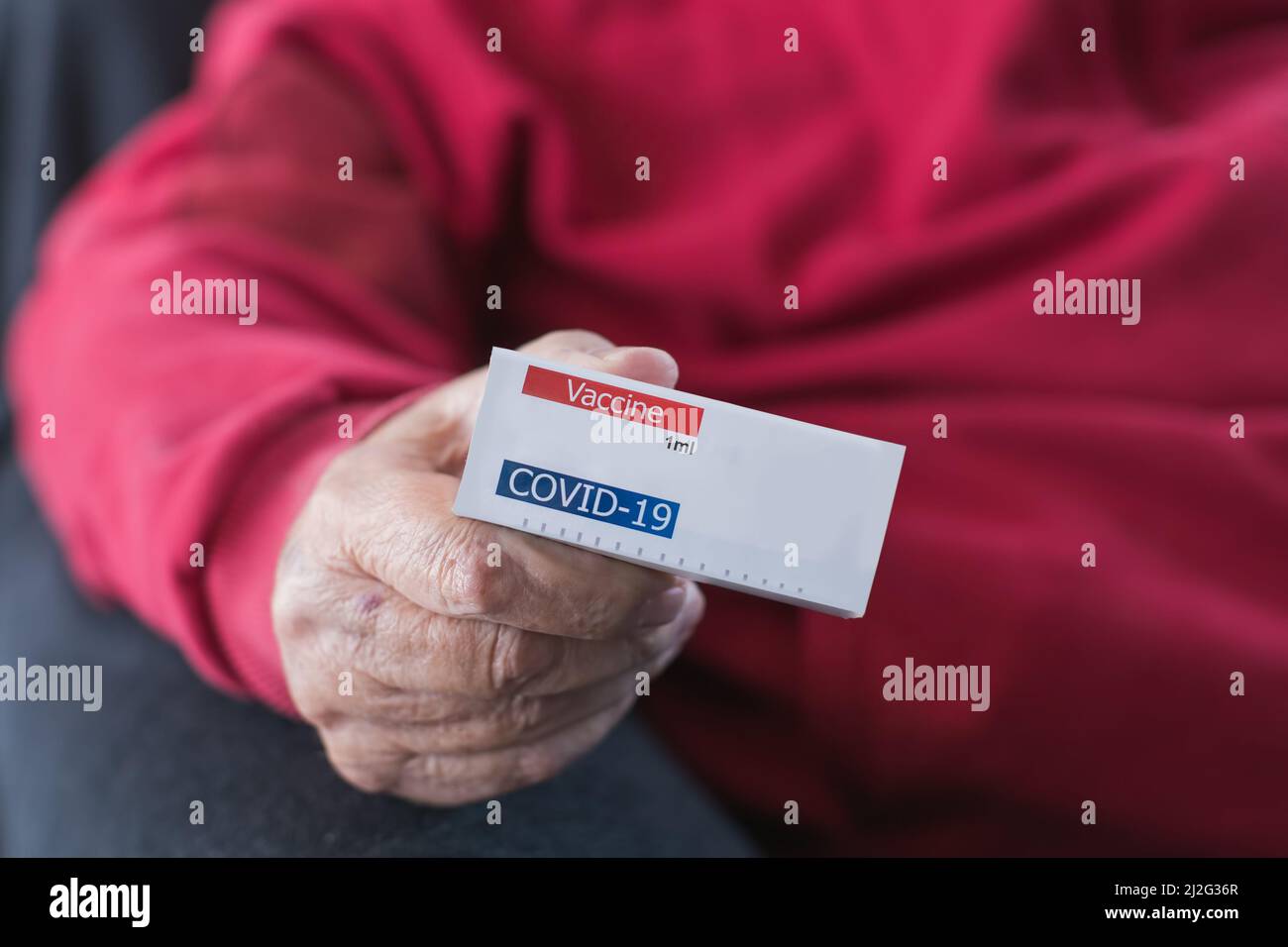 personne âgée détenant un médicament covid-19 Banque D'Images