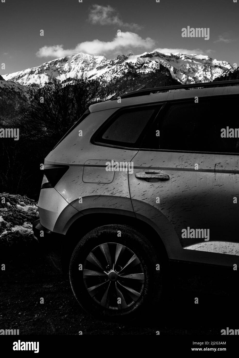 Photo en niveaux de gris d'un véhicule tout-terrain dans les montagnes en Grèce Banque D'Images