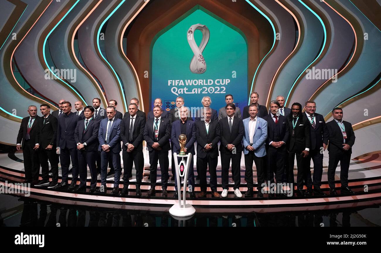 Vue générale de tous les managers sur scène, y compris le Manager d'Angleterre Gareth Southgate (rangée arrière troisième à gauche) sur scène lors de la coupe du monde de la FIFA, Qatar 2022, au Centre d'exposition et de congrès de Doha, Doha. Date de la photo: Vendredi 1 avril 2022. Banque D'Images