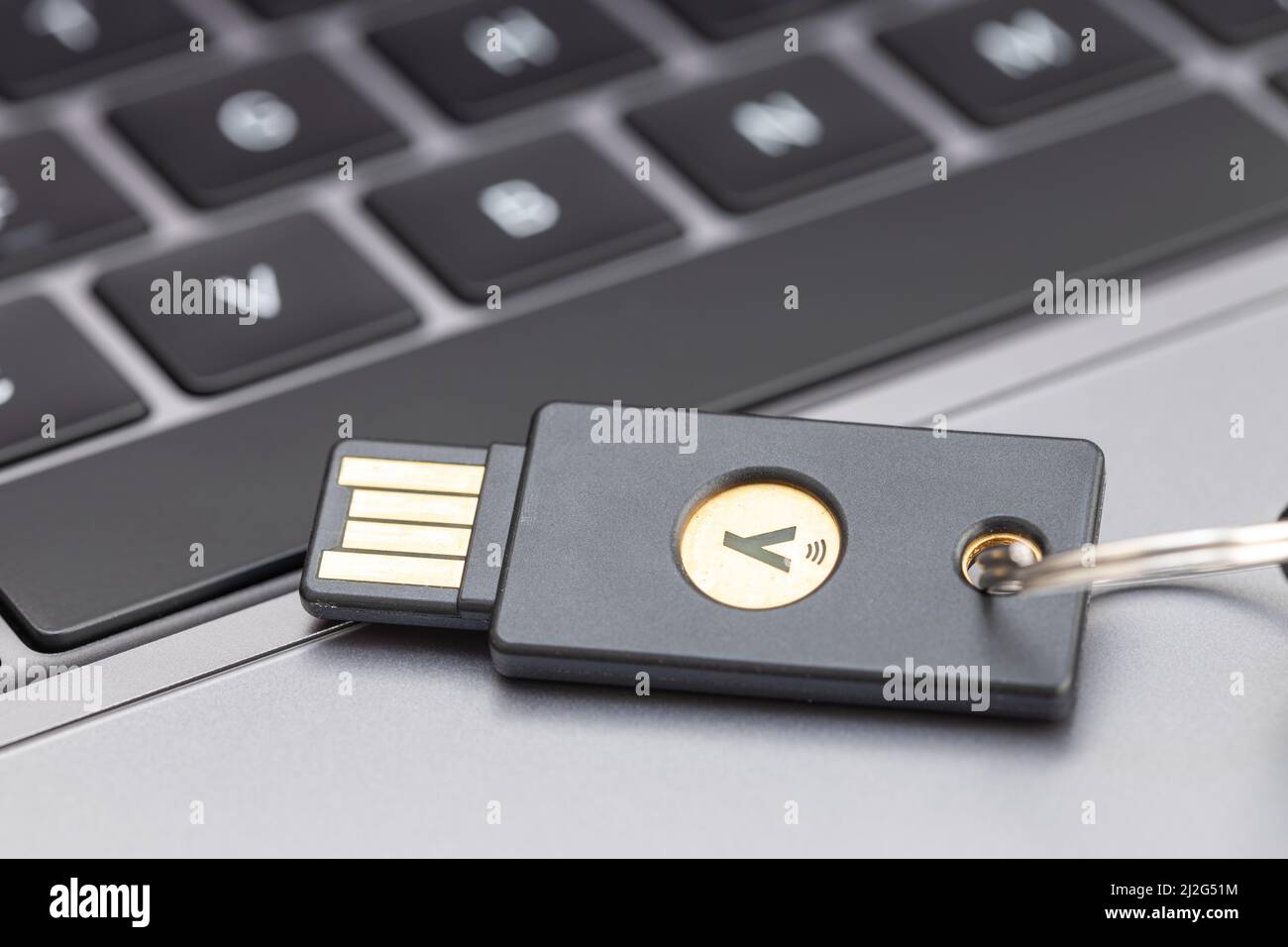 Galice, Espagne ; 1 avril 2022 : clé matérielle Yubikey sur ordinateur portable. Yubikey est un dispositif d'authentification matériel fabriqué par Yubico Banque D'Images