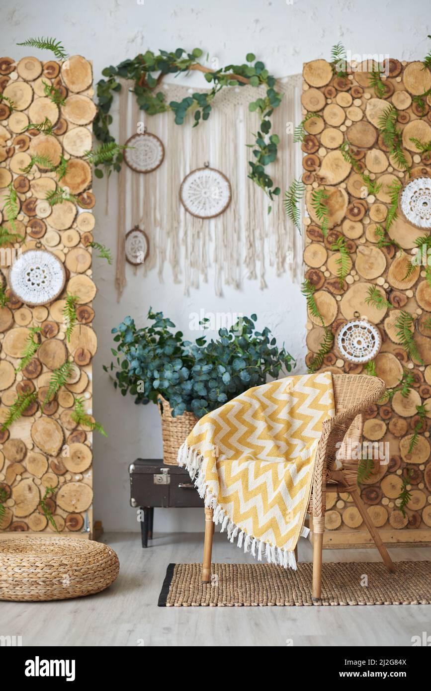 Décor de salle de séjour boho et chaise en osier avec motif écossais Banque D'Images