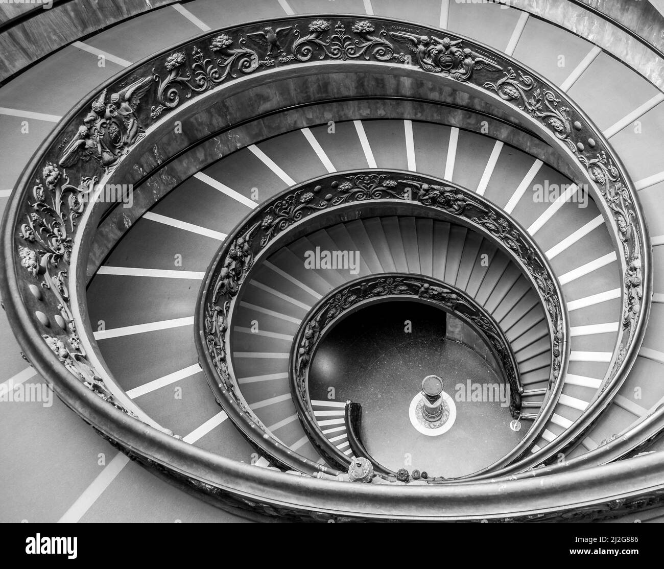 ROME, ITALIE - VERS SEPTEMBRE 2020 : le célèbre escalier en spirale à double hélice. Musée du Vatican, réalisé par Giuseppe Momo en 1932 Banque D'Images
