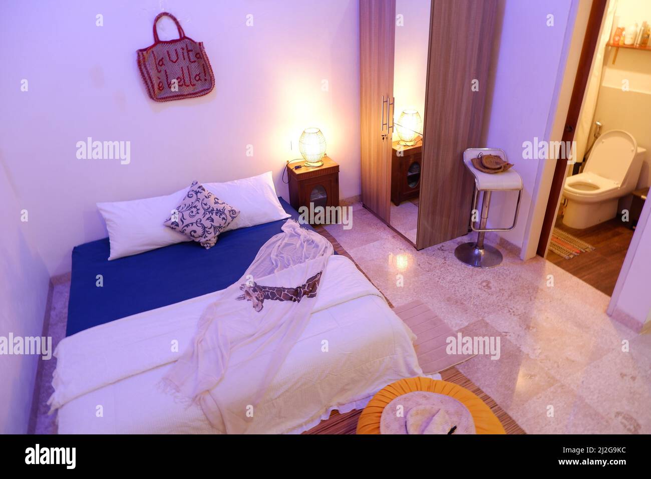 Une belle image de l'intérieur d'une chambre d'hôtel esthétique avec un lit  et une salle de bains Photo Stock - Alamy