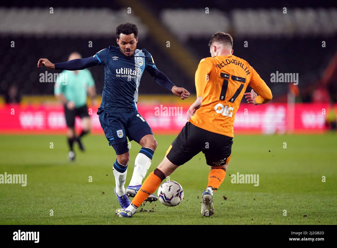 Sean McLoughlin de Hull City et Duane Holmes de Huddersfield Town se battent pour le ballon lors du match du championnat Sky Bet au MKM Stadium de Hull. Date de la photo: Vendredi 1 avril 2022. Banque D'Images