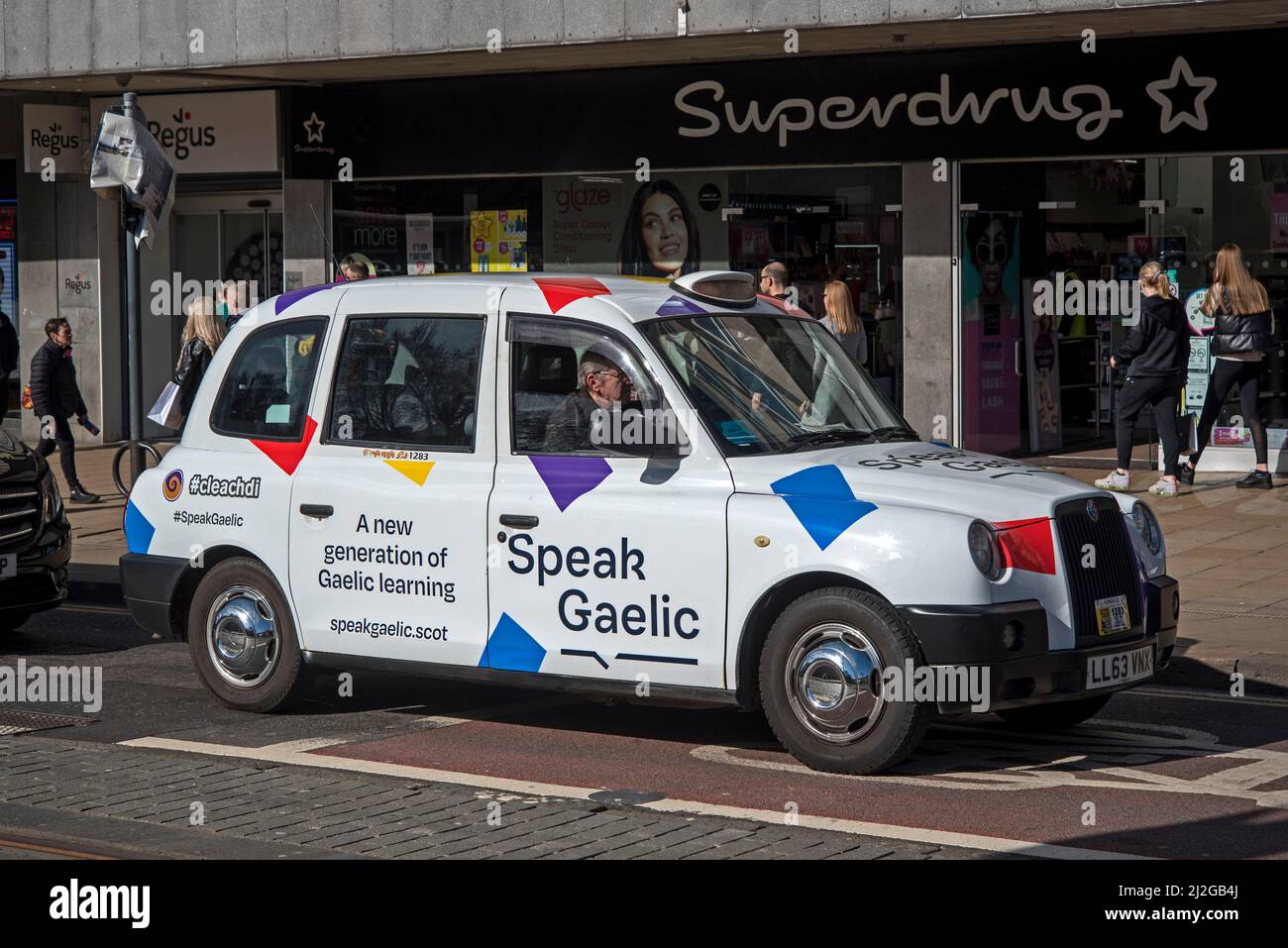 Taxi sur Princes Street Edinburgh promotion de SpeakGaelic, la série de programmes de BBC Alba sur l'apprentissage de la langue gaélique. Banque D'Images