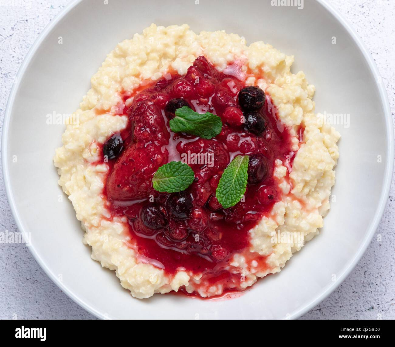 Porridge de millet avec lait d'amande et compote de baies d'en haut Banque D'Images