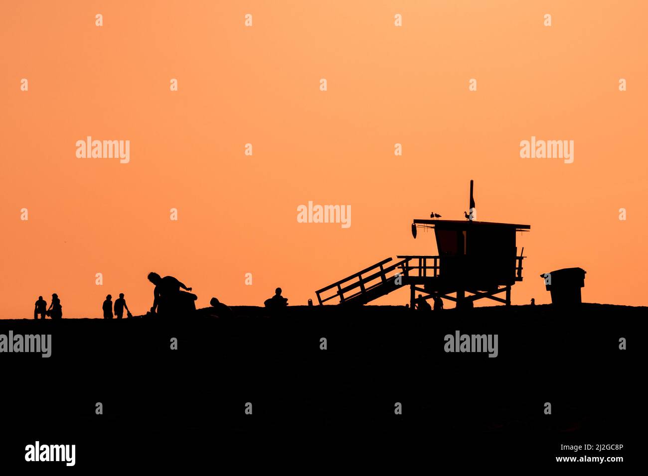 Une belle vue des gens près de la baywatch avec coucher de soleil en arrière-plan Banque D'Images