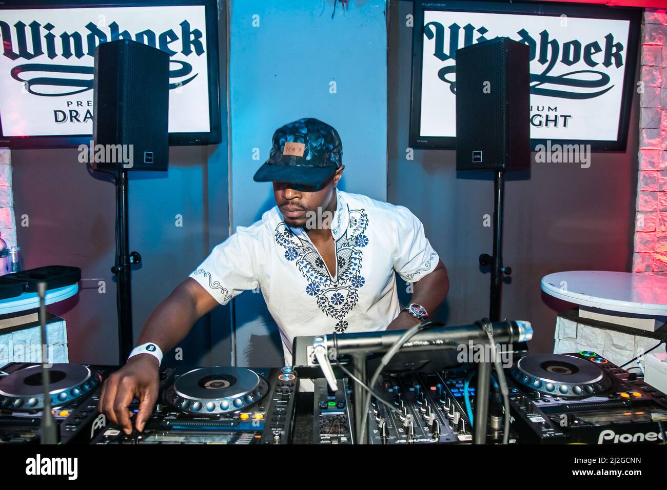 Johannesburg, Afrique du Sud - 11 décembre 2015: DJ africains jouant sur les ponts en boîte de nuit Banque D'Images