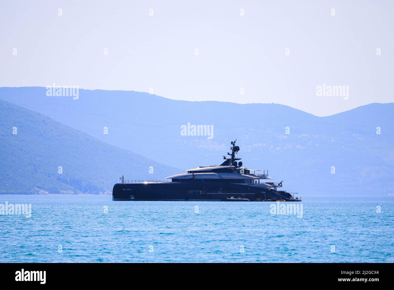 Luxueux grand yacht super moteur sur la mer Banque D'Images