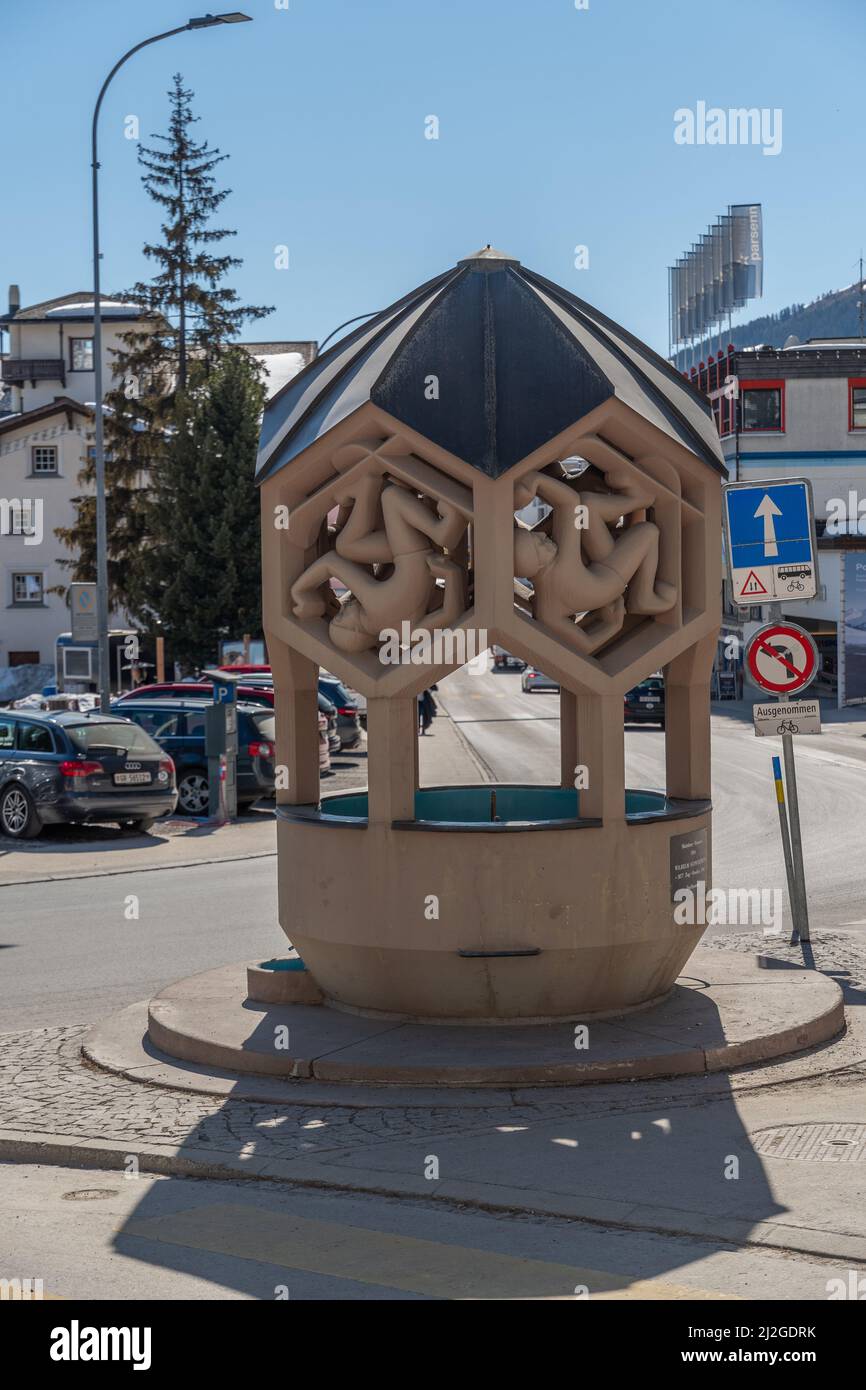 Davos, Suisse, 23 mars 2022 petite sculpture au coin de la rue dans le centre-ville Banque D'Images