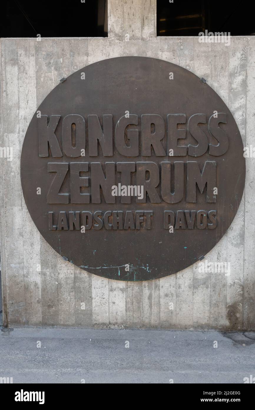 Davos, Suisse, 23 mars 2022 panneau à l'entrée du centre des congrès dans le centre-ville Banque D'Images
