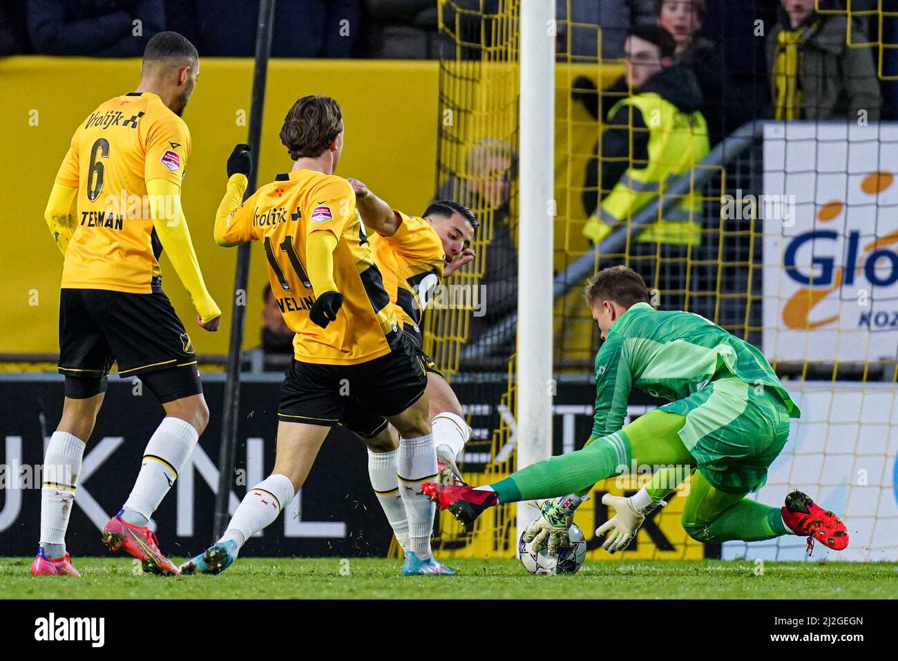BREDA, PAYS-BAS - AVRIL 1 : Jeredy Hilterman de NAC Breda, Odysseus Velanas de NAC Breda, gardien de but Calvin Raatsie d'Ajax U21 lors du match hollandais Keukenkampiodivisionoie entre NAC Breda et Ajax U21 à Rat Verlegh Stadion le 1 avril 2022 à Breda, pays-Bas (photo par Orange Pictures/Jorwigs Verwigt) Banque D'Images