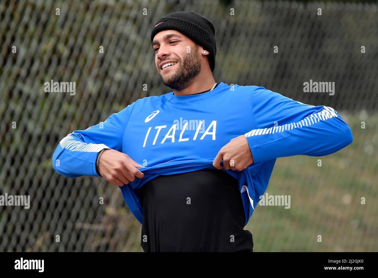 Rome, Italie. 01st avril 2022. Le sprinter italien Lamont Marcell Jacobs Jr. Plaisanteries lors d'une session de formation au terrain d'entraînement Paolo Rosi à Rome le 1st avril 2022. Jacobs est le champion olympique de 100 mètres 2020, le champion du monde en salle de 2022 60 mètres et un membre de l'équipe de relais de 4 x 100 m, médaillée d'or, aux Jeux olympiques de 2020. Photo Andrea Staccioli/Insidefoto crédit: Insidefoto srl/Alamy Live News Banque D'Images