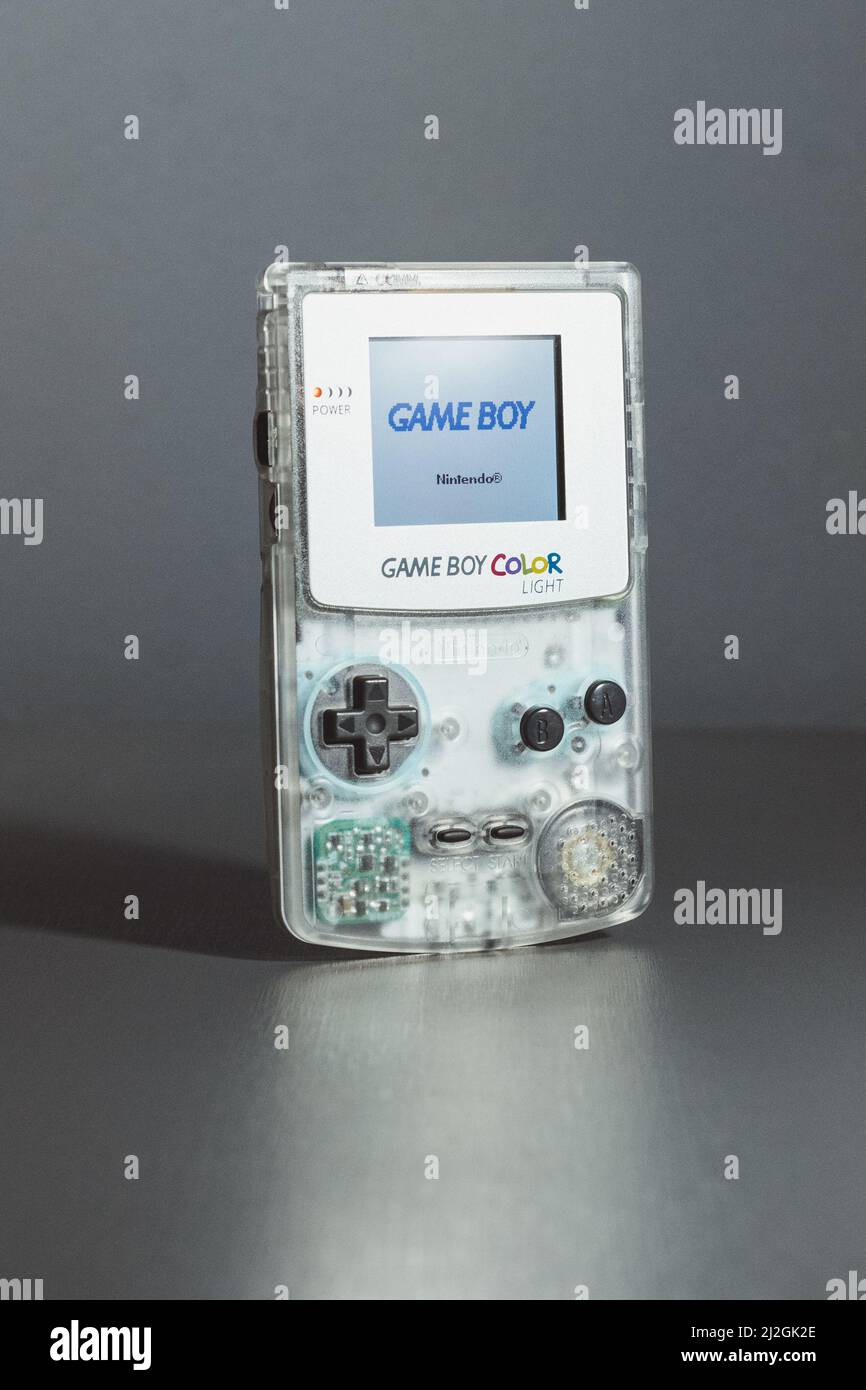 Console de poche Nintendo Game Boy Color avec écran LCD IPS sur fond gris Banque D'Images Console de poche Nintendo Game Boy Color avec écran LCD IPS sur fond gris Banque D'Images