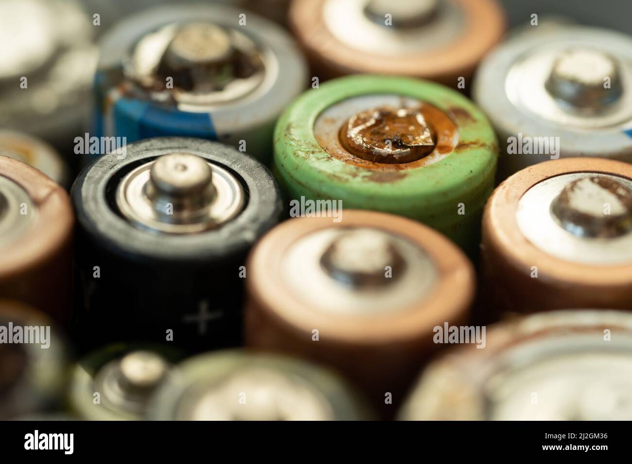 Gros plan de la batterie usagée avec des traces de rouille et de corrosion. Concept de déchets dangereux électroniques Banque D'Images