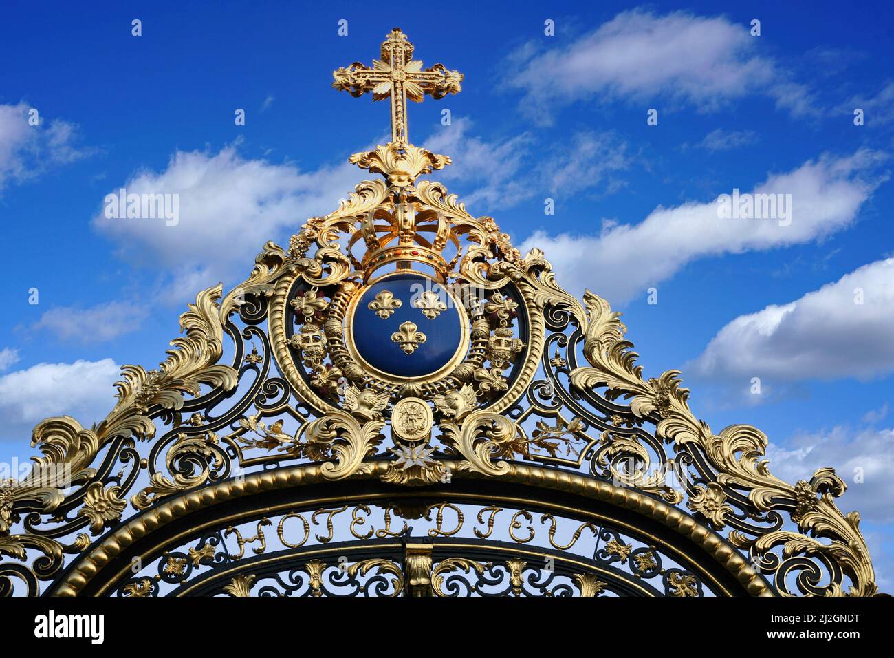 Troyes, France - 30 juin 2009 : porte de l'hôtel dieu dans la petite ville de Troyes en France. C'est le terme traditionnel pour une hospita religieuse Banque D'Images