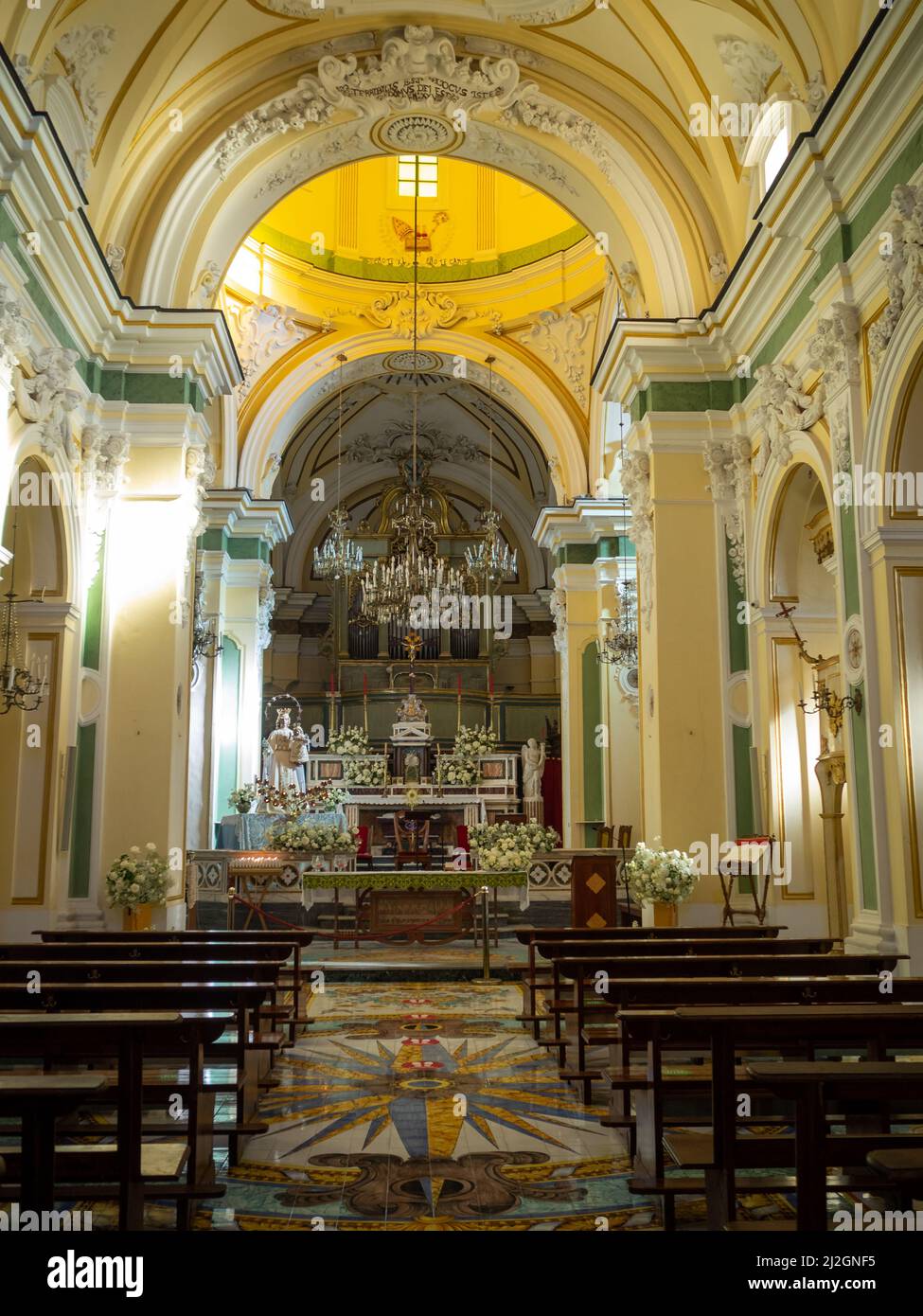 L'intérieur de l'église Saint-Januarius de Praiano et le sol carrelé de majolica Banque D'Images