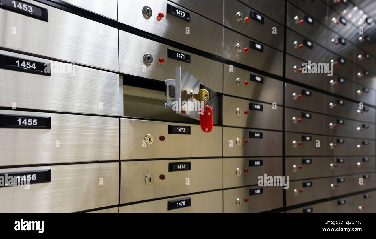 Coffresforts dans le coffrefort de la banque. Coffrefort ouvert avec clé Photo Stock Alamy
