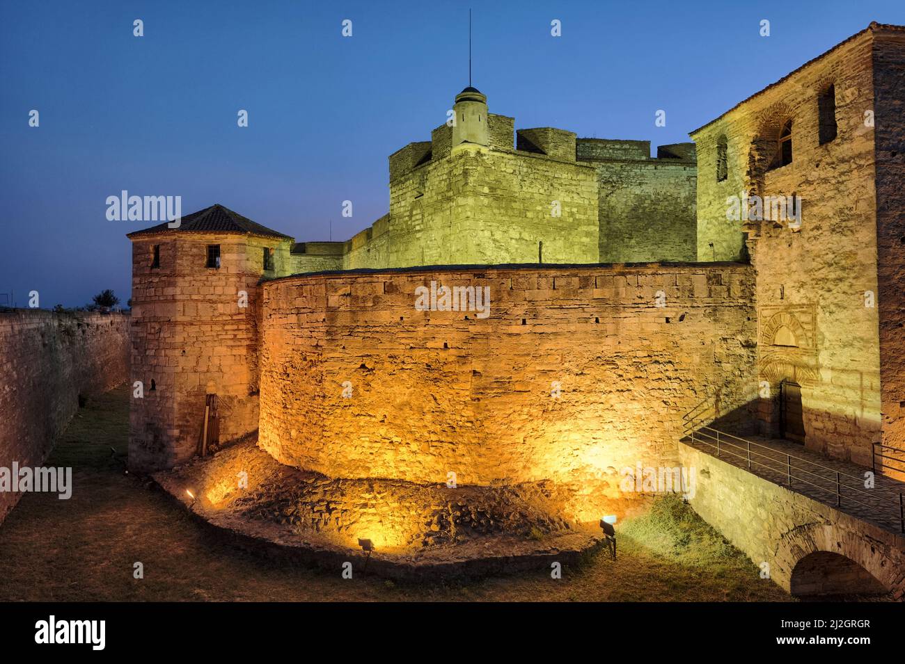 VIDIN, BULGARIE - 10 AOÛT 2017 : château médiéval de Baba Vida de nuit, illuminé de spots colorés Banque D'Images