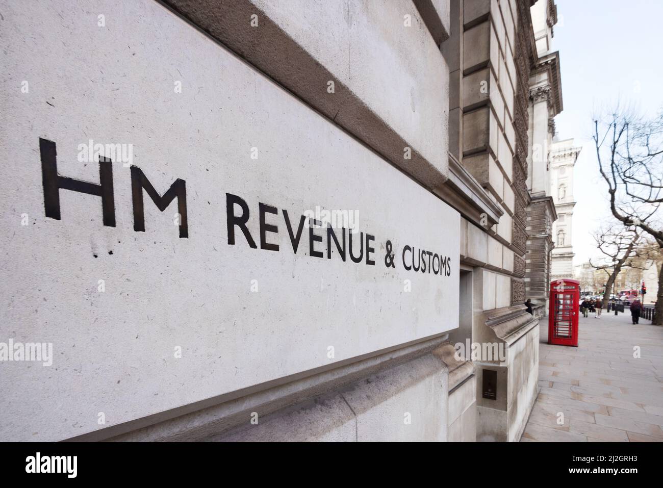 Département du gouvernement britannique de HM Revenue & Customs Offices, signez à l'extérieur, Whitehall London UK, bureau fiscal où les taxes britanniques sont traitées. Banque D'Images