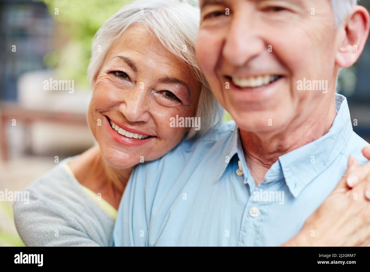 Je suis encore désespérément amoureux de mon mari. Portrait d'un heureux couple senior à l'extérieur. Banque D'Images