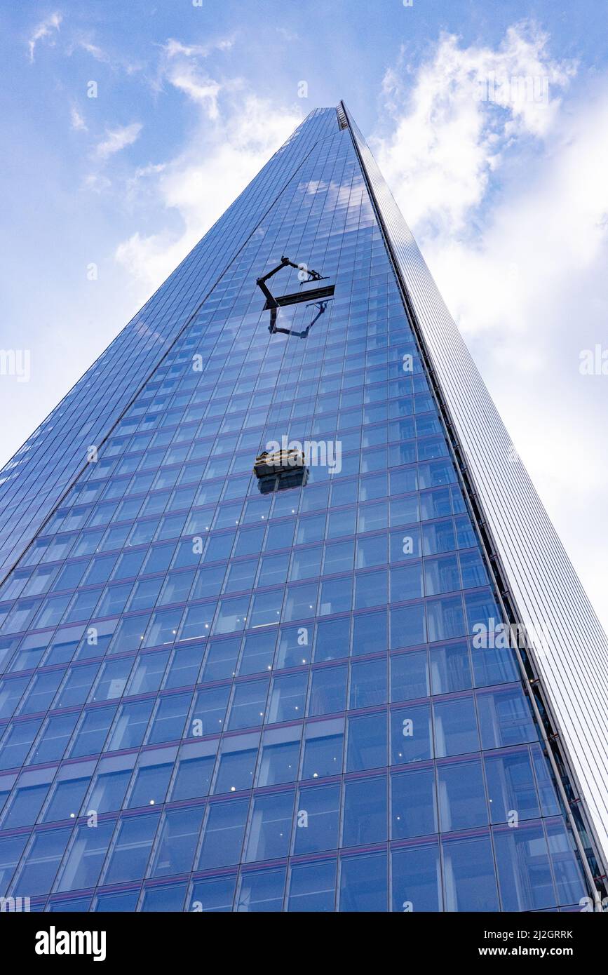 Gratte-ciel de Londres; The Shard London, qui regarde vers un ciel bleu, gratte-ciel de Londres Shard, architecture moderne, centre de Londres Royaume-Uni Banque D'Images