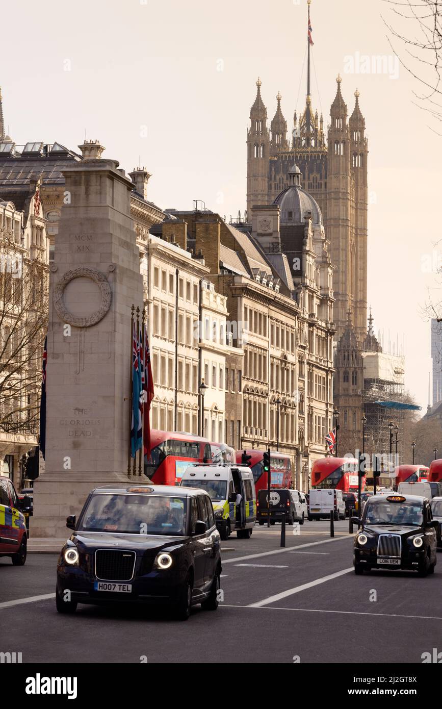 Taxi londonien ; taxis londoniens sur Whitehall, Londres SW1, chambres du Parlement en arrière-plan, quartier du centre-ville de Londres, Londres Royaume-Uni Banque D'Images